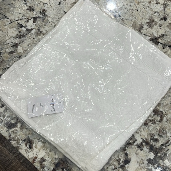 NWT SET OF TWO BATH & TWO WASHCLOTHS- white - Picture 2 of 4